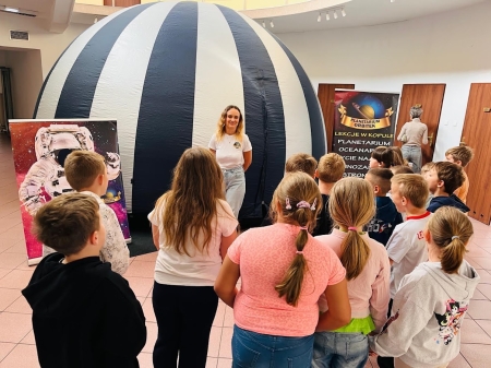 Seans w mobilnym planetarium